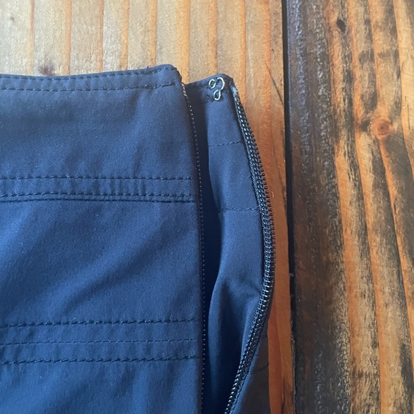 Athleta skirt like new with built in shorts - Picture 4 of 6